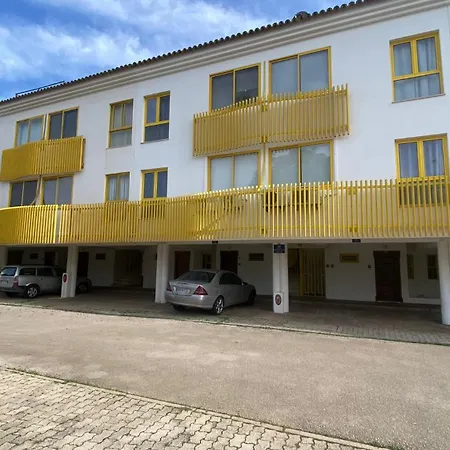 5 Min A Pe Da Praia, Com Terraco Ao Sol, No 1º Andar Daire Quarteira