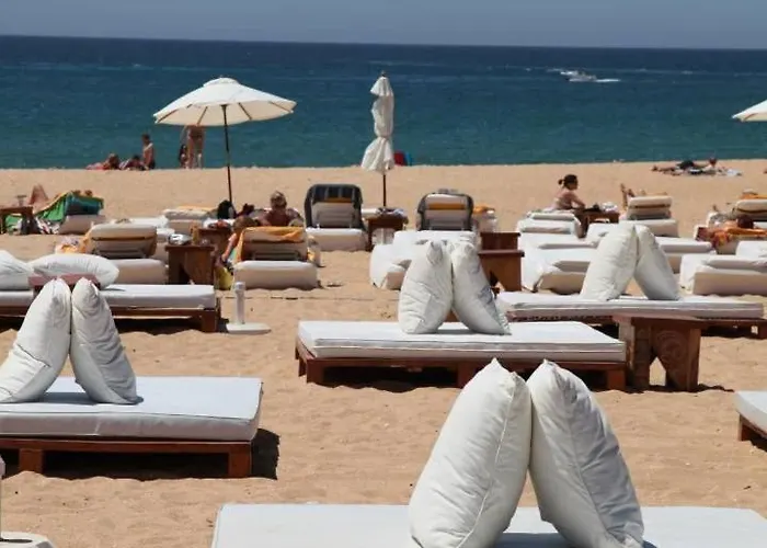 5 Min A Pe Da Praia, Com Terraco Ao Sol, No 1º Andar Daire Quarteira