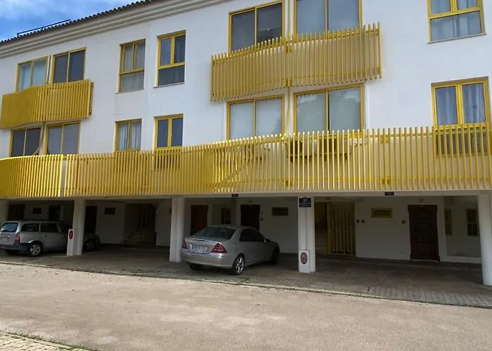 5 Min A Pe Da Praia, Com Terraco Ao Sol, No 1º Andar Daire Quarteira