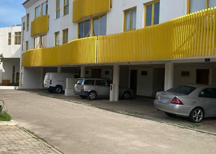 5 Min A Pe Da Praia, Com Terraco Ao Sol, No 1º Andar Quarteira