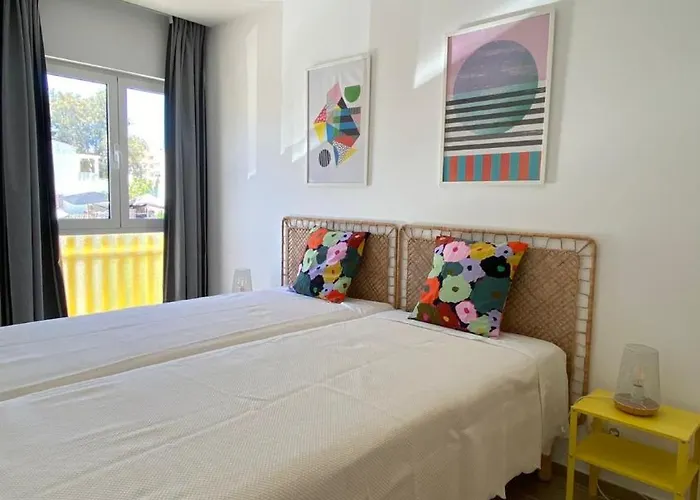 Daire 5 Min A Pe Da Praia, Com Terraco Ao Sol, No 1º Andar Quarteira
