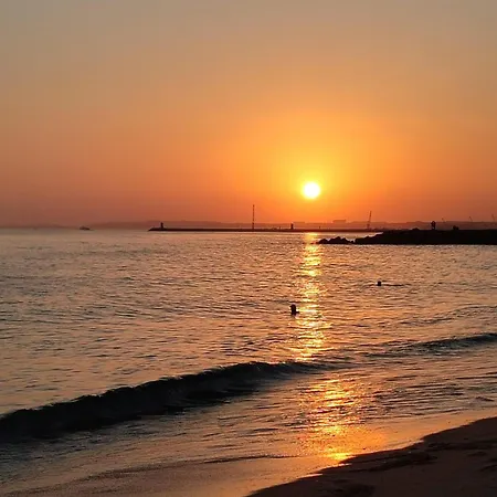 5 Min A Pe Da Praia, Com Terraco Ao Sol, No 1º Andar * Quarteira